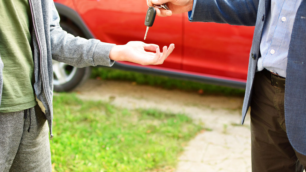 Client recevant les clés de son nouveau véhicule Peugeot dans l'espace livraison de la concession