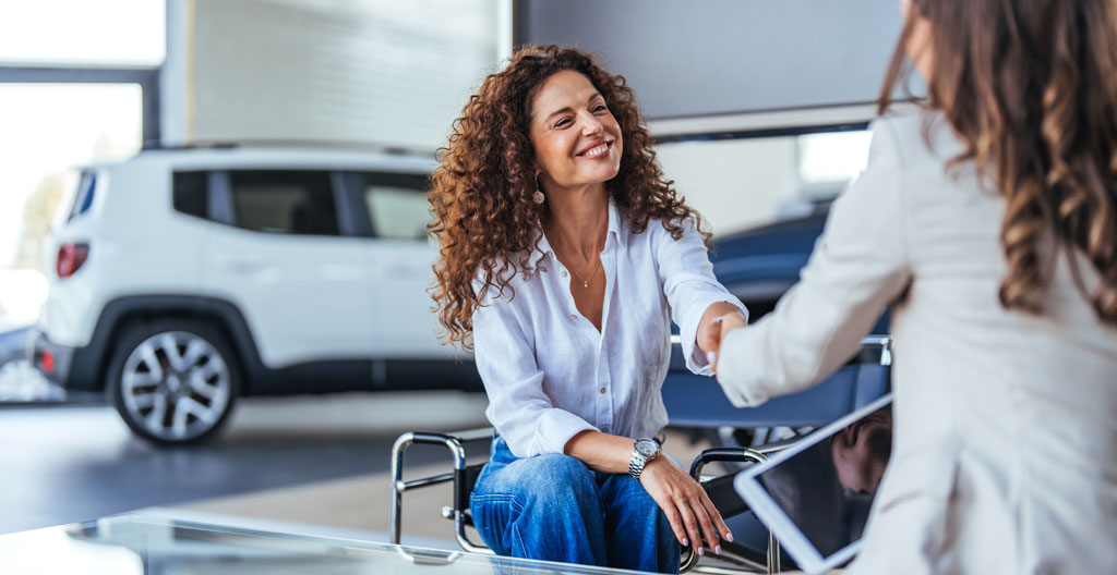 Conseiller et client en discussion de simulation financement automobile